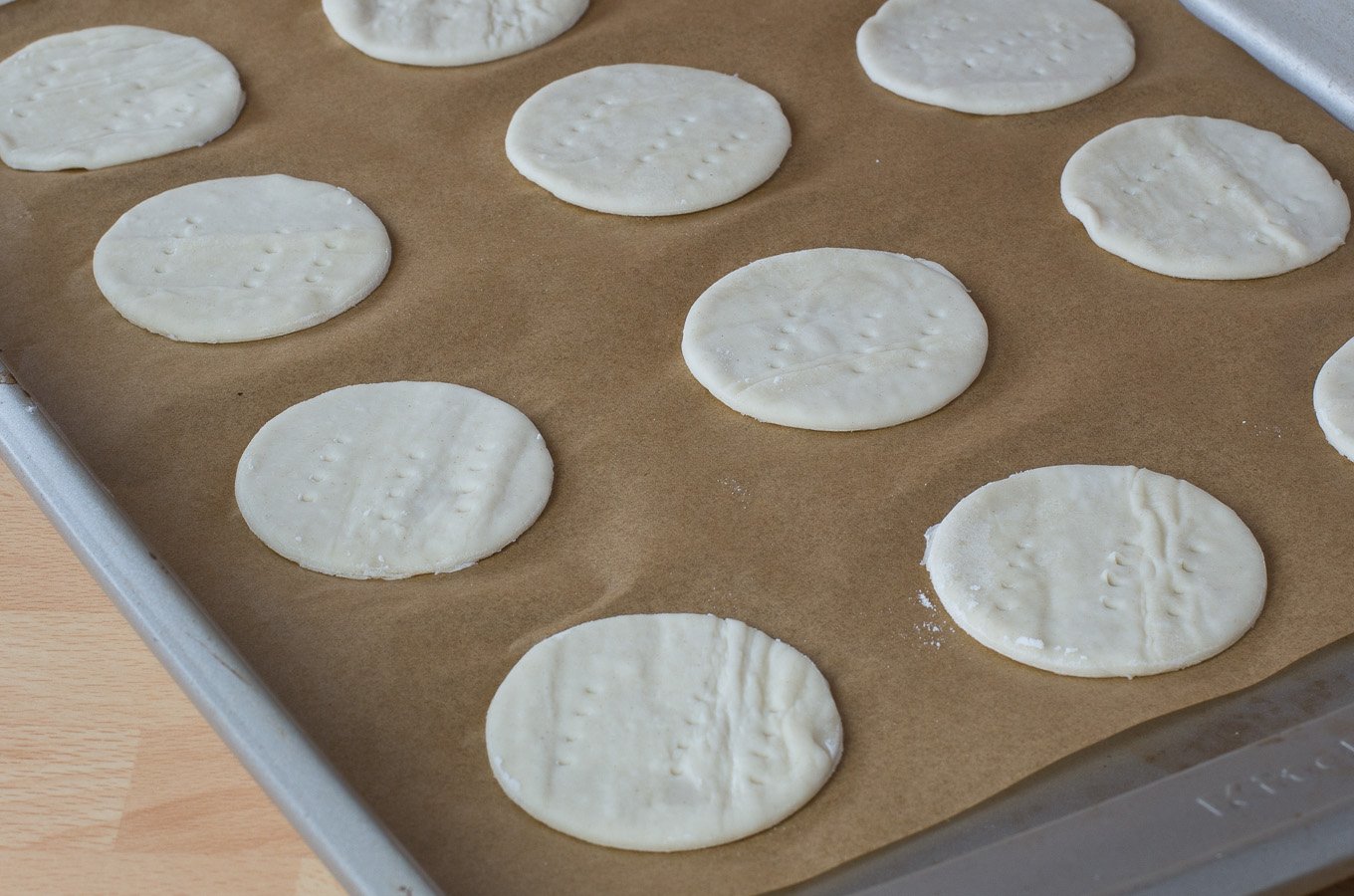 Cut out circles of puffed pastry 