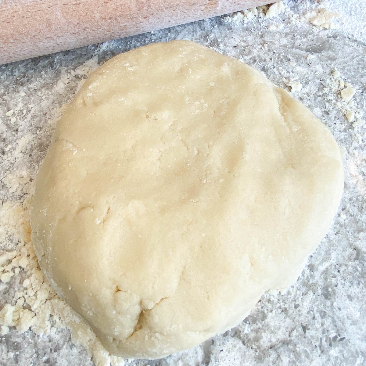 Disk of sugar cookie dough.